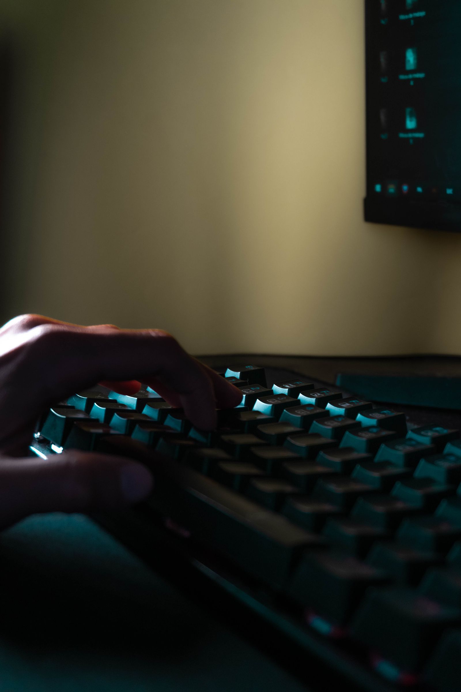 Mãos digitando — atendimento notarial com fé pública e segurança jurídica